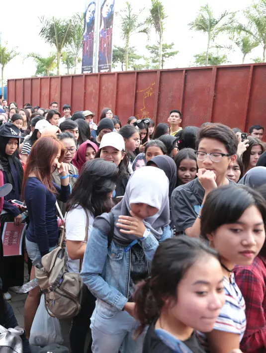 Para Selenator dengan bermacam atribut untuk menyambut kedatangan penyanyi muda berbakat asal Amerika Serikat tersebut. (Adrian Putra/Bintang.com)