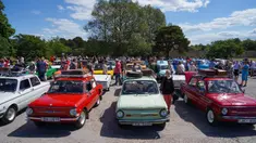 Mobil-mobil antik dipamerkan dalam sebuah festival yang diadakan di Karosta di Kota Liepaja, Latvia, pada 14 Juni 2020. (Xinhua/Janis Laizans)