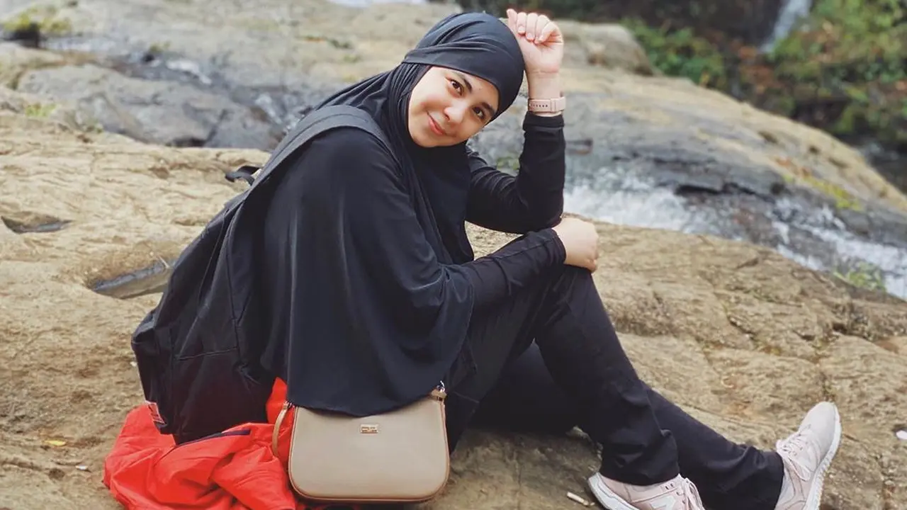 Biasa Pakai Gamis, Ini 6 Potret Gaya Santai Risty Tagor saat Mendaki Gunung