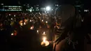 Seorang wanita ikut bergabung menyalakan lilin dalam aksi dukungan pada komunitas muslim di Toronto, Senin (30/1). Dukungan itu setelah aksi penembakan di sebuah masjid di Kota Quebec, Kanada yang menewaskan 6 orang (Chris Young/The Canadian Press via AP)