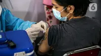 Pekerja swasta disuntik vaksin COVID-19 oleh petugas medis saat program Vaksinasi Gotong Royong di Sudirman Park Mall, Jakarta, Rabu (19/5/2021). Vaksin yang disuntikkan dalam program Vaksinasi Gotong Royong adalah Sinovam. (Liputan6.com/Faizal Fanani)