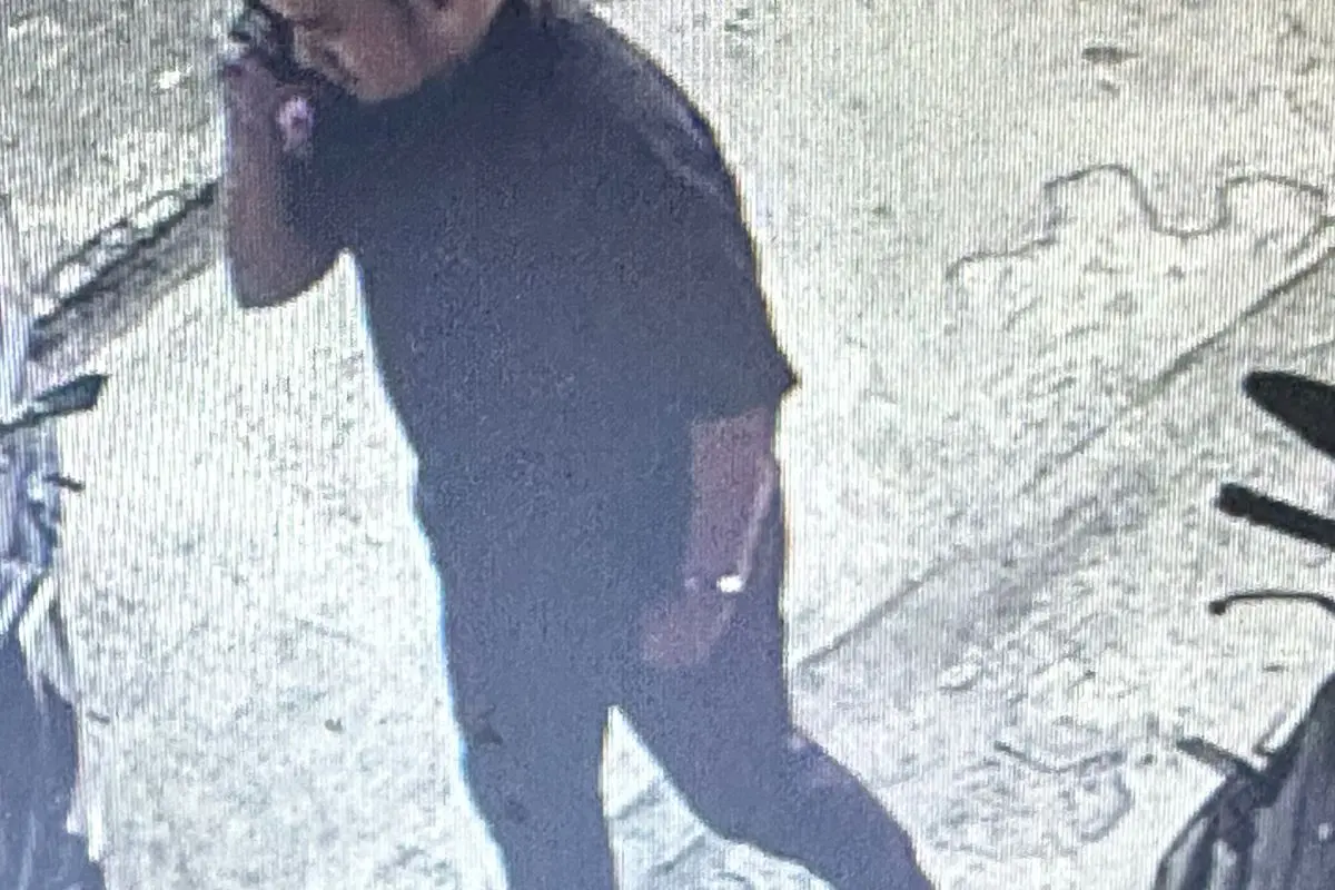CCTV hotel merekam aktivitas AARN, terduga pelaku pembunuhan terhadap seorang wanita yang ditemukan di sebuah koper oleh warga sekitar pinggir Sungai Kalimalang, Bekasi, Jawa Barat. (Merdeka.com/Bachtiarudin Alam)