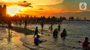 <p>Wisatawan menikmati liburan di pantai di kawasan Ancol, Jakarta, Minggu (8/1/2023). Saat ini kinerja sektor pariwisata dan ekonomi kreatif pada 2023 dihadapkan dengan target yang cukup tinggi. Kunjungan wisman diharapkan mencapai angka 7,4 juta dan wisatawan nusantara mencapai 1,2-1,4 miliar pergerakan. (Liputan6.com/Angga Yuniar)</p>