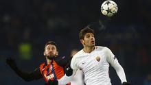 Pemain Roma, Federico Fazio (kanan) berduel dengan pemain Shakhtar, Facundo Ferreyra pada laga 16 besar Liga Champions di Metalist Stadium, Kharkiv, Ukraina, (21/2/2018). Shaktar menang 2-1.  (AP/Efrem Lukatsky)