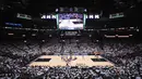 Suasana pertandingan antara San Antonio Spurs melawan Golden State Warriors pada laga final NBA Wilayah Barat di San Antonio, Sabtu (20/5/2017). Spurs kalah 108-120 dari Warriors. (AFP/Ronald Martinez)