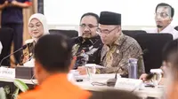 Menko PMK Muhadjir Effendy memprediksi ada 107 juta orang yang akan melakukan perjalanan selama libur Natal dan tahun baru (Nataru) 2024. (Liputan6.com/Angga Yuniar)