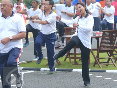 Menteri BUMN Rini Soemarno mengikuti senam ceria bersama ratusan pegawai di Kantor Perum Bulog, Jakarta, Jumat (2/9). Senam bersama ini mengawali kegiatan kampanye daging kerbau sebagai pengganti daging sapi. (Liputan6.com/Angga Yuniar)