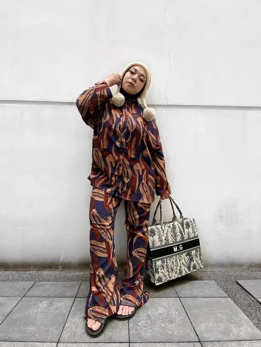 Dalam Podcast bersama Soleh Solihun, Melly mengungkapkan bahwa di masa awal dirinya berhijab, ia harus vakum selama dua tahun. Selama itu, ia tidak mendapat pekerjaan sama sekali. Seperti halnya manggung di tv ataupun offline. (Instagram/Melly_Goeslaw)