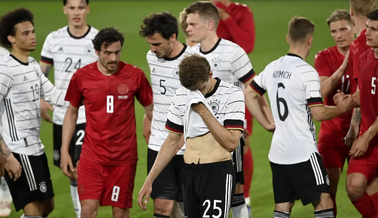 Skor 1-1 Jerman melawan Denmark bertahan hingga wasit meniup peluit panjang akhir pertandingan. Jerman menutup laga uji cobanya dengan hasil yang kurang memuaskan. (Foto: AP/Pool/Frederico Gambarini)