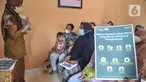 Petugas Promosi Kesehatan Puskesmas Kecamatan Menteng saat sosialisasi pencegahan Hepatitis Akut di Rukun Warga 03, Kelurahan Cikini, Jakarta, Senin (23/5/2022). Sosialisasi guna mencegah penyebaran sekaligus mengimbau warga menerapkan Pola Hidup Bersih dan Sehat (PHBS) agar terhindar penyakit Hepatitis Akut yang marak menyerang anak-anak. (merdeka.com/Iqbal S Nugroho)