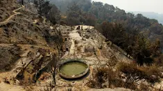Sebuah rumah hancur setelah hangus terbakar akibat kebakaran hutan di kawasan Palo Colorado, Big Sur, California, Amerika Serikat, AS, (1/7). Seluas 8.000 hektare hutan terbakar akibat musibah tersebut. (REUTERS/Michael Fiala)
