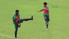 Nelson Alom (kiri) dan Stefano Lilipaly melakukan pemanasan sat sesi latihan di Lapangan ABC Senayan, Jakarta (20/6/2018). Timnas melakukan persiapan untuk melawan Korea pada laga uji coba 23 Juni 2018. (Bola.com/Nick Hanoatubun)
