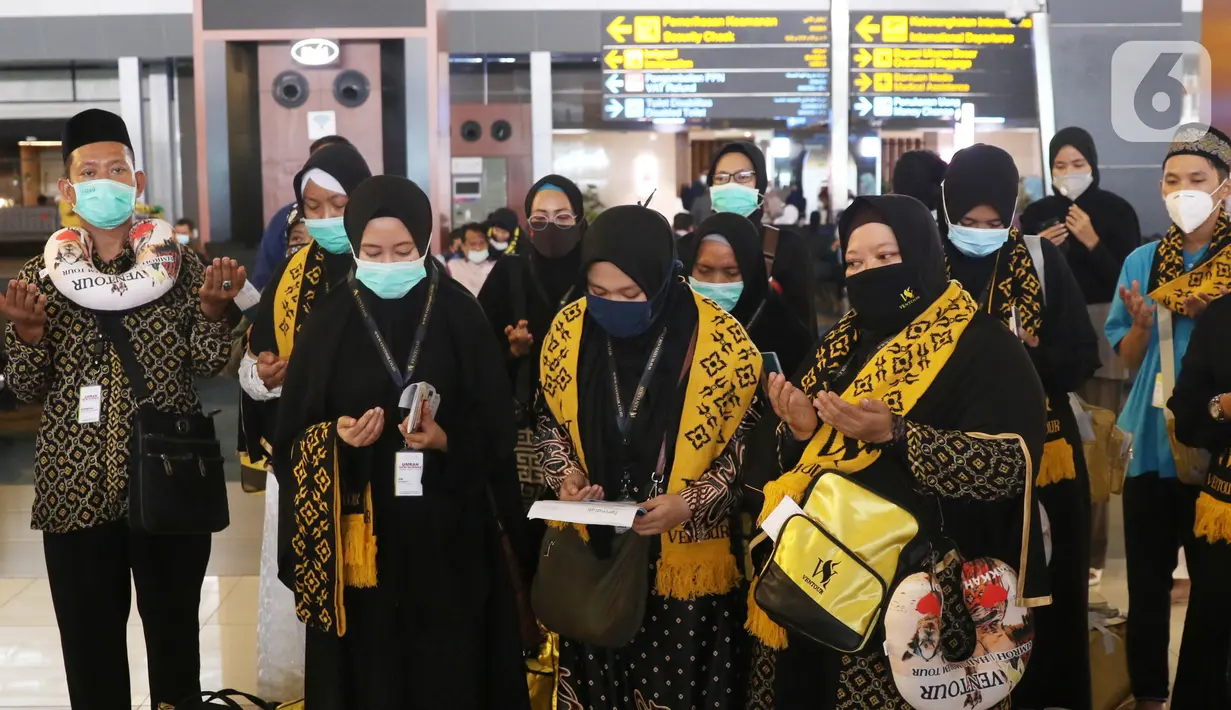 Jemaah umrah asal Indonesia saat berada di bandara Soekarno Hatta, Tangerang, Minggu (1/11/2020). Pemerintah Arab Saudi kembali menerima kedatangan jemaah umrah dari luar negaranya, termasuk Indonesia per 1 November. (Liputan6.com/Angga Yuniar)