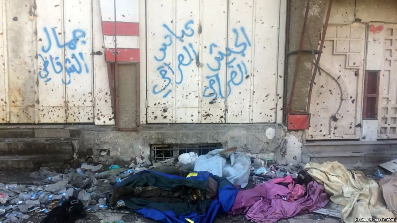 Mayat-mayat kombatan ISIS yang masih terlantar di jalan-jalan Kota Mosul, Irak (Heather Murdock/VOA)