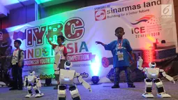 Anak-anak menari bersama robot Aelos saat kegiatan Indonesian Youth Robot Competititon  di ICE, BSD, Tangerang Selatan (22/4). Acara ini diselenggarakan oleh Sinar Mas Land, International Youth Robot Association dan Kemendiknas. (Merdeka.com/Arie Basuki)