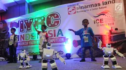 Anak-anak menari bersama robot Aelos saat kegiatan Indonesian Youth Robot Competititon  di ICE, BSD, Tangerang Selatan (22/4). Acara ini diselenggarakan oleh Sinar Mas Land, International Youth Robot Association dan Kemendiknas. (Merdeka.com/Arie Basuki)