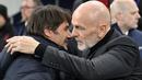 Pelatih kepala AC Milan, Stefano Pioli (kanan) dan pelatih kepala Tottenham Hotspur, Antonio Conte saling berpelukan sebelum laga leg kedua 16 besar Liga Champions 2022/2023 yang berlangsung di Tottenham Hotspur Stadium, London, Kamis (09/03/2023) WIB. Rossoneri berhasil melaju ke babak perempat final setelah unggul dengan agregat 1-0. (AFP/Justin Tallis)
