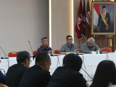 Komisioner KPU, Wahyu Setiawan (kiri) memimpin rapat persiapan debat ke-3 dan ke-4 Capres/Cawapres Pemilu 2019 di Gedung KPU, Jakarta, Selasa (26/2). Rapat berlangsung tertutup dan dihadiri kedua tim pemenangan paslon. (Liputan6.com/Helmi Fithriansyah)