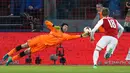 Kiper Arsenal, Petr Cech berusaha menangkap bola tendangan pemain CSKA Moscow pada laga leg kedua perempat final Liga Europa di VEB Arena, Jumat (13/4). Hasil imbang 2-2 sudah cukup meloloskan Arsenal ke babak semifinal Liga Europa. (AP/Pavel Golovkin)