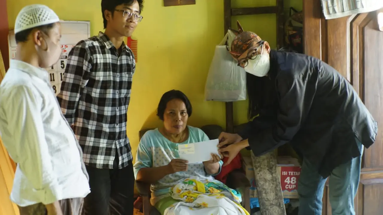 Wakil Wali Kota Armuji video call dengan penderita stroke di Surabaya. (Dian Kurniwan/Liputan6.com)
