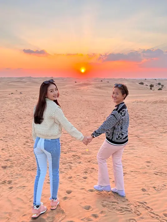 Saat berada di Dubai, Natasha Wilona mengajak sang ibu untuk menikmati sinar matahari yang akan tenggelam di tengah padang pasir. (Foto: Instagram/@natashawilona12)