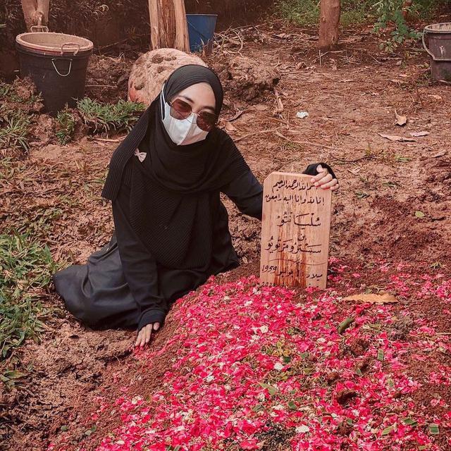 Momen Haru Ria Ricis Datang ke Makam Ayahnya, Berusaha Tampil Tegar. (Sumber: Instagram/riaricis1795)