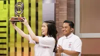 Chef Arnold Poernomo akhirnya menyampaikan ucapan selamat kepada Kiki dan Belinda setelah berlaga di grand final MasterChef Indonesia musim ke-11. (Foto: Dok. Instagram @kiki.mci11)