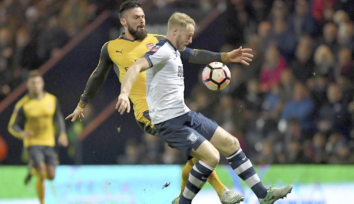 Aksi pemain Arsenal, Olivier Giroud (kiri) merebut bola dari kaki pemain Preston North End, Tom Clarke pada laga Piala FA diDeepdale, Preston, (7/1/2017). Arsenal menang 2-1. (Dave Howarth/PA via AP)