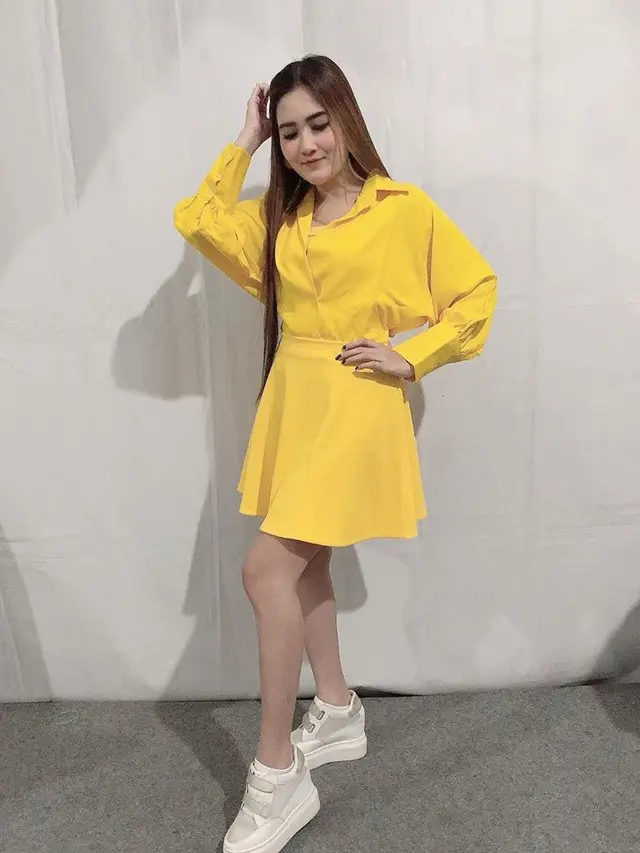 6 Potret Nella Kharisma Saat Pakai Dress simpel, Curi Perhatian