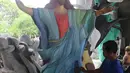 Perajin sedang menyelesaikan patung Yesus di salah satu lokasi penjualan ornamen patung di kawasan Pulomas, Jakarta, Jumat (13/12/2019). Jelang perayaan Natal, pesanan patung Rohani yang dijual dari harga 10 sampai 40 juta mengalami peningkatan. (Liputan6.com/Herman Zakharia)