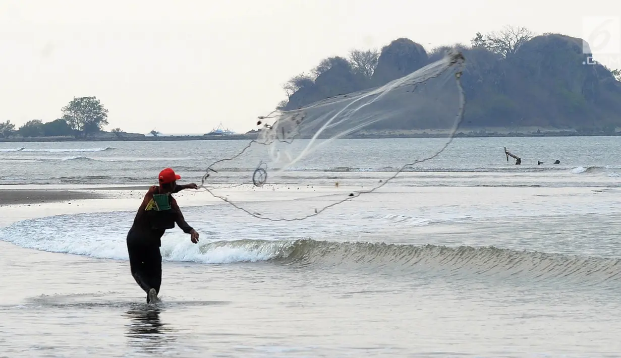 Pencari ikan menebar jalanya di Pantai Palangpang, Ciletuh, Sukabumi, Jawa Barat, Minggu (22/9). Demi menafkahi keluarganya, pria ini mencari ikan kecil, udang, dan kepiting di pinggir pantai. (Merdeka.com/Arie Basuki)