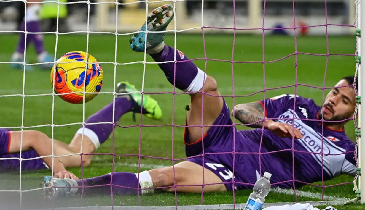 Pemain Fiorentina Lorenzo Venuti mencetak gol bunuh diri saat melawan Juventus pada pertandingan sepak bola leg pertama semifinal Coppa Italia di Stadion Artemio-Franchi, Florence, Italia, 2 Maret 2022. Juventus menang 1-0. (Alberto PIZZOLI/AFP)