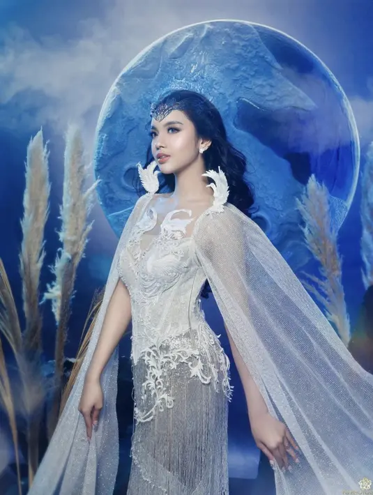 Juara di Indonesian Idol ini melakukan pemotretan bersama FD Photography, memiliki konsep menyatu dengan alam terlihat dari bacground foto biru, tanaman rustik, hingga burung merpati. @lyodraofficial