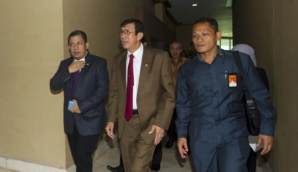 Menteri Hukum dan HAM Yasonna H Laoly (tengah), dan Wakil Ketua DPR Fahri Hamzah (kiri), berjalan menuju ruangan saat menghadiri Sidang Paripurna DPR di Kompleks Parlemen, Senayan, Jakarta, Rabu (26/11). (ANTARA FOTO/Ismar Patrizki)
