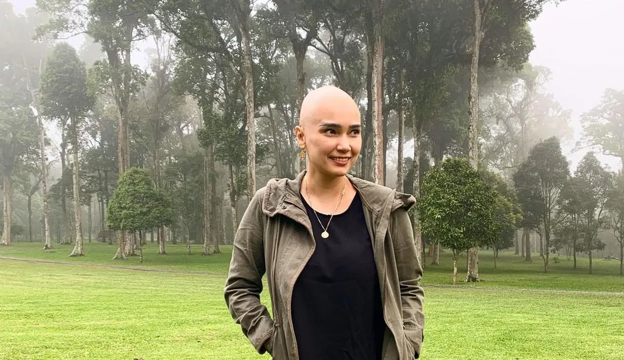 "Gue di rumah sakit sampai bilang, 'Tuhan ya sudah kalau memang sampai sini jalan gue, ya sudah'. Dengan begitu gue malah lebih tenang. Kalau bukan sekarang, mungkin nanti," kata Feby Febiola. (Instagram/febyfebiola_)