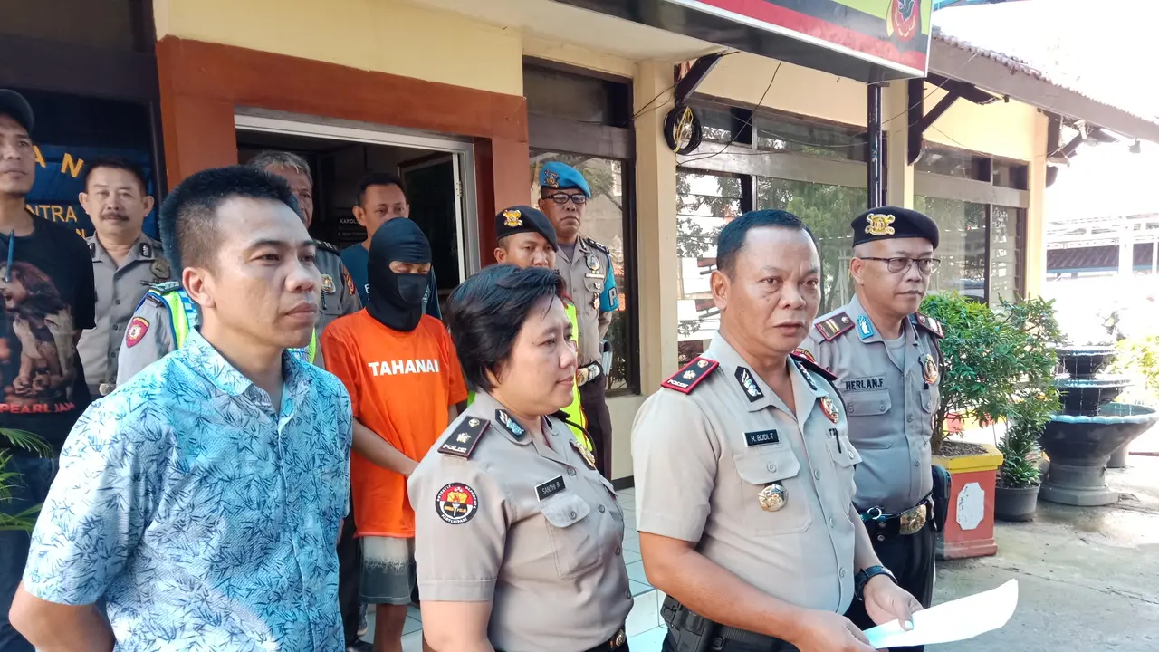 Aparat Polsekta Bandung Weran menangkap jamret dengan korban mahasiswi.