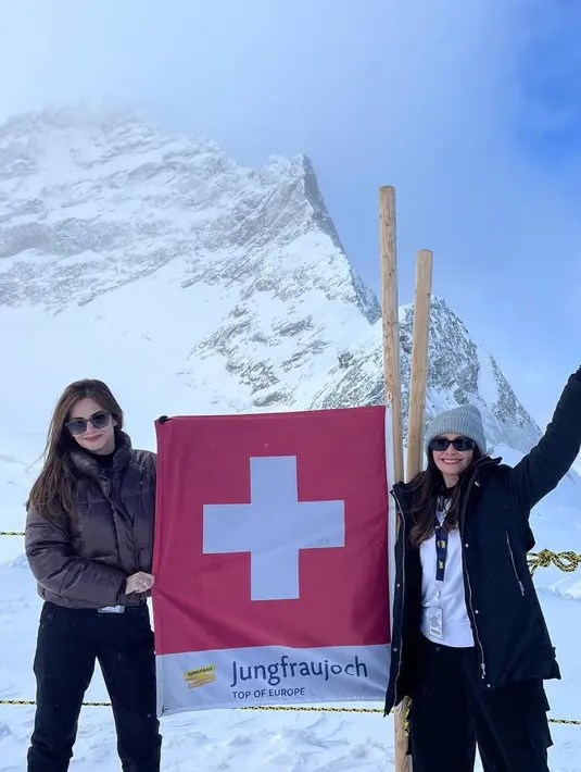 Cut Tari dan Ersa Mayori pin menghabiskan liburan akhir tahun di Swiss. Keduanya pun tampil dengan jaket musim dinginnya. [@ersamayori]