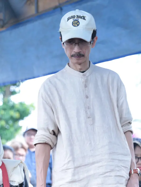 Dari pengamatan dilapangan, suasana haru dan isak tangis dari keluarga mewarnai pemakaman pemilik nama lahir Krestini Anggraini. Legenda jazz Tanah Air itu tidak memiliki anak dari pernikahannya. (Adrian Putra/Bintang.com)