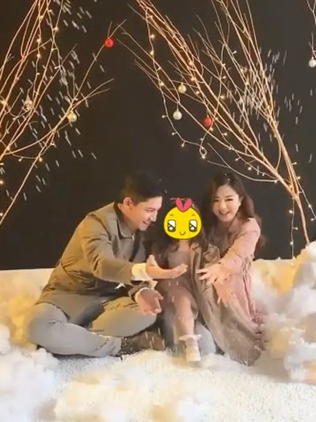 6 Gaya Pemotretan Franda dan Keluarga Bertema Natal, Penuh Kebahagiaan