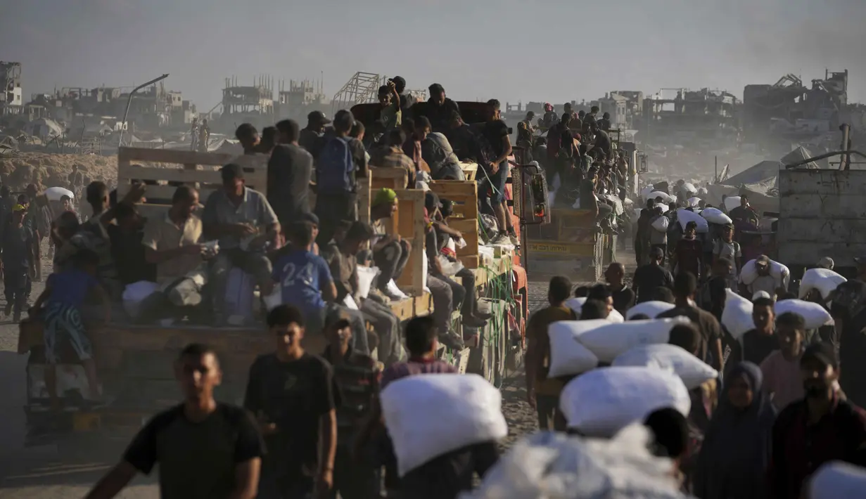 Namun, di lapangan, distribusi bantuan makanan untuk Gaza berhadapan dengan situasi dilematis dan tak semudah yang dibayangkan. (AP Photo/Jehad Alshrafi)