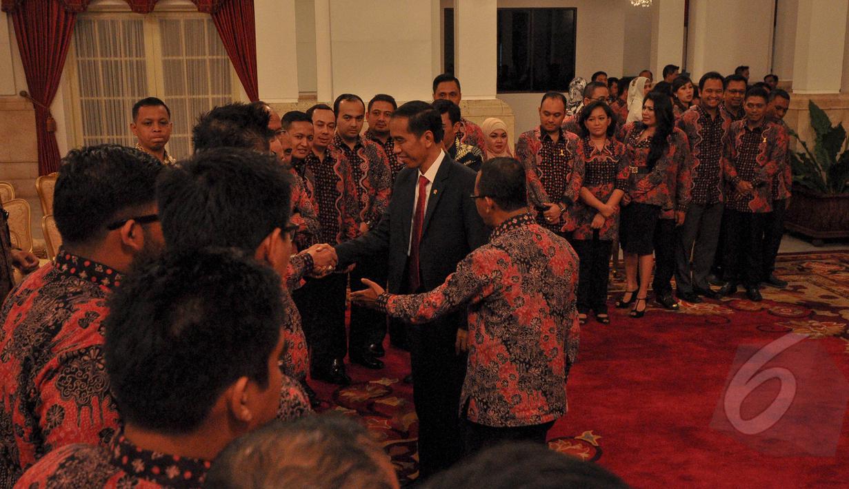 Ketua Umum BPH Hipmi Bahlil Lahadalia memperkenalkan 154 pengurus Hipmi periode 2015-2018 dan kepada Presiden Joko Widodo di Istana Negara, Jakarta, Senin (6/4/2015). (Liputan6.com/Faizal Fanani)