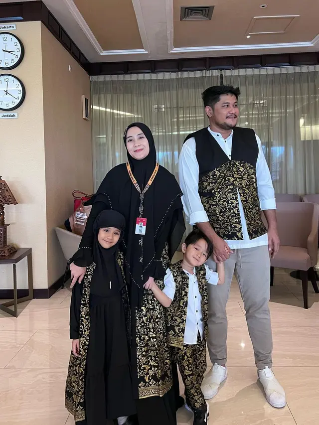 Umroh Sekeluarga, Ini 6 Momen Puadin Redi dan Ryana Dea Bertolak ke Tanah Suci