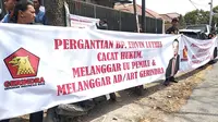 Beberapa simpatisan caleg DPR-RI terpilih Gerindra dari dapil XI Garut-Tasik, Ervin Luthfi nampak membentangkan spanduk sebagai bentuk protes dan gugatan kepada DPP Partai Gerindra atas pergantian tersebut (Liputan6.com/Jayadi Supriadin)
