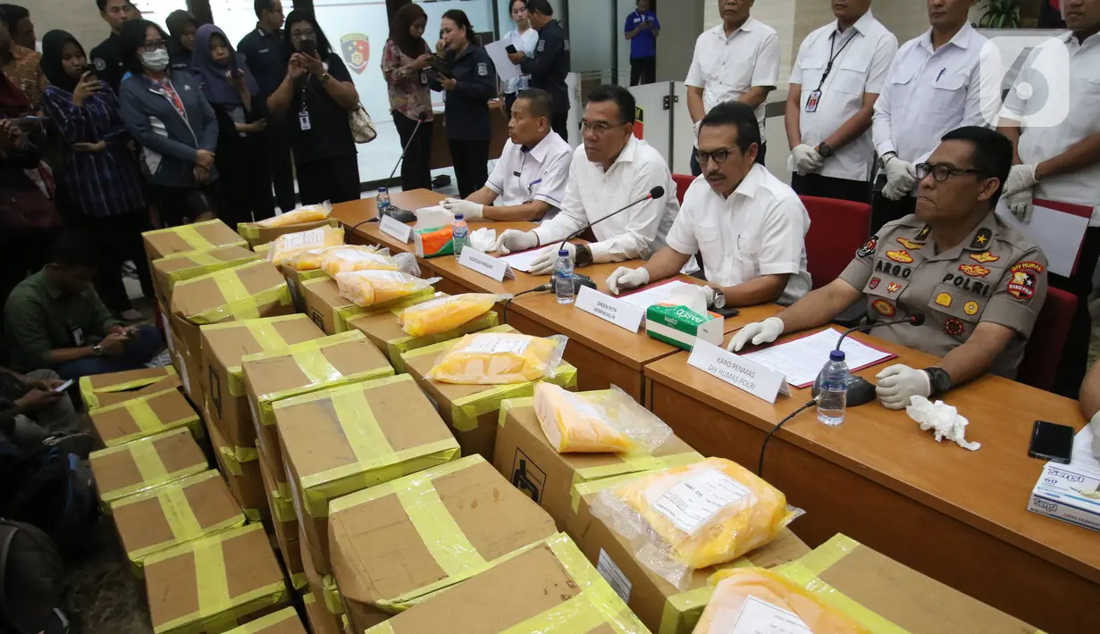 Dirjen PKTN Kemendag Veri Anggriono (kedua kanan), Kasatgas Pangan Brigjen Pol Daniel Tahi Monang S (kedua kiri), Karo Penmas Divisi Humas Polri Brigjen Pol Argo Yuwono (kanan) saat rilis importasi kuning telur beku di Bareskrim Polri, Jakarta, Rabu (12/2/2020). (Liputan6.com/Angga Yuniar)