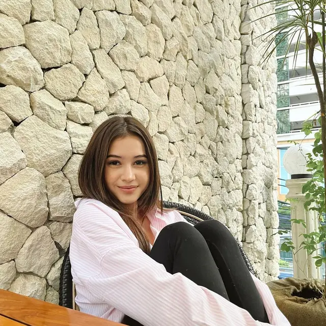 6 Potret Terbaru Sandrinna Michelle, Penampilannya Disebut Makin Dewasa