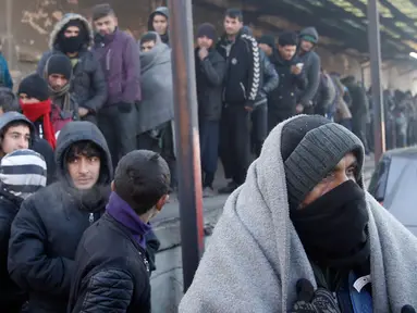 Sejumlah imigran mengantre panjang untuk mendapatkan makanan di depan sebuah gudang kosong di Belgrade, Serbia (8/1). Para imigran tersebut sebagian besar dari Afghanistan dan Pakistan. (AP Photo/Darko Vojinovic)