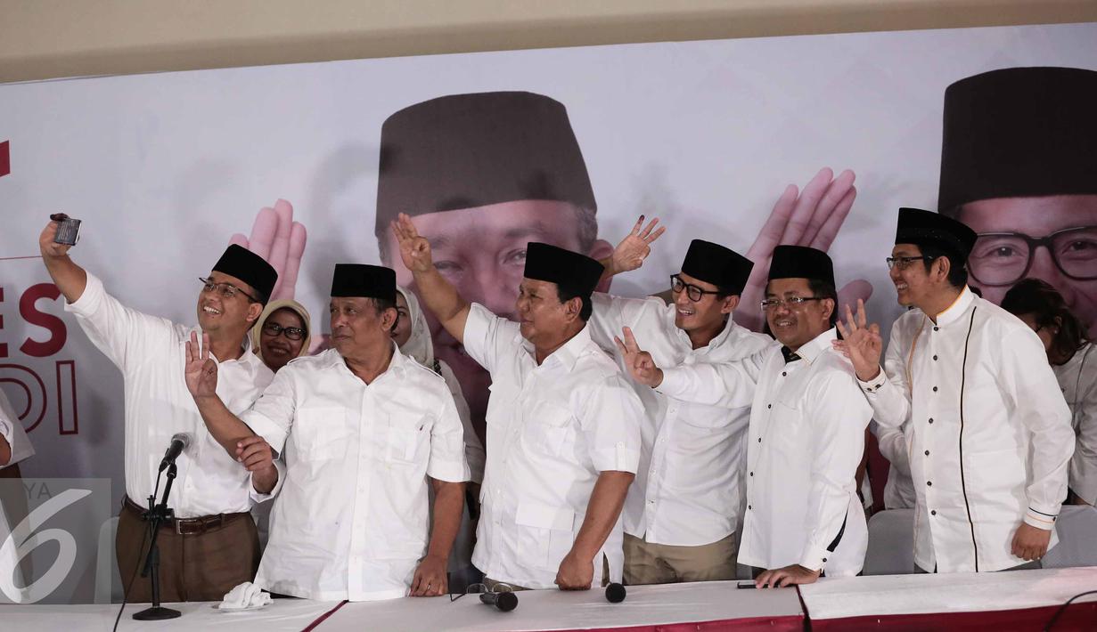 Anies Baswedan, Sandiaga Uno, bersama Prabowo Subianto berselfie usai memberi keterangan di DPP Gerindra, Jakarta, Rabu (15/2). Menurut Prabowo, Pilkada DKI merupakan simbol 'pertarungan' dua kekuatan. (Liputan6.com/Faizal Fanani)