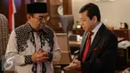 Ketua BPK Haris Azhar (kiri) kunjungi Ketua DPR Setya Novanto di Ruang Pimpinan DPR, Kompleks Parlemen, Jakarta, Senin (13/7/2015). Dalam kesempatan itu BPK menyerahkan hasil audit kesiapan Pilkada serentak kepada DPR. (Liputan6.com/Faizal Fanani)