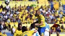 Pemain Las Palmas, Alejandro Galvez (atas) menghalau bola dari kejaran para pemain Real Madrid pada lanjutan La Liga Santander di Gran Canaria stadium, Canary island, (31/3/2018). Madrid menang 3-0. (AP/Lucas de Leon)