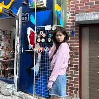 Jung So Min dalam media sosailnya kerap membagikan ootdnya termasuk mengenakan denim. Misalnya saja ia memadukan cardigan pink dengan celana pendek denim. [@somin_jj]